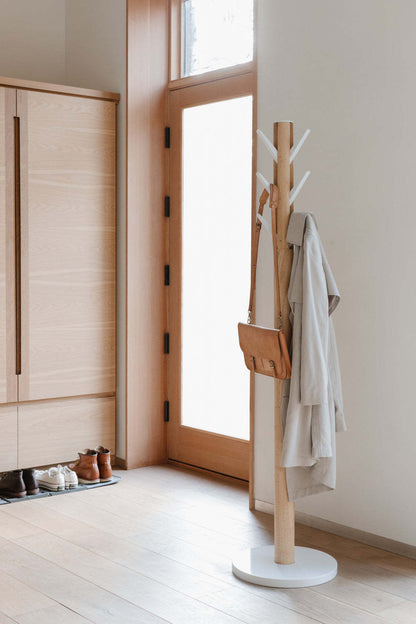 Umbra Modern Wood Flapper Coat Rack - Blanc et Naturel|Portemanteau moderne Flapper de Umbra en bois - blanc et naturel