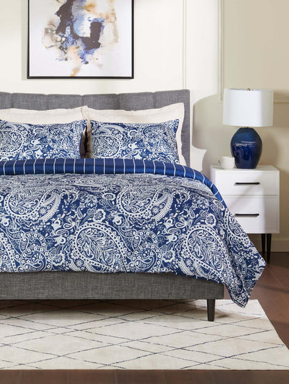 Lochlan 3-Piece King Comforter Set - Navy and White | Ensemble d’édredon Lochlan 3 pièces pour très grand lit - bleu marine et blanc