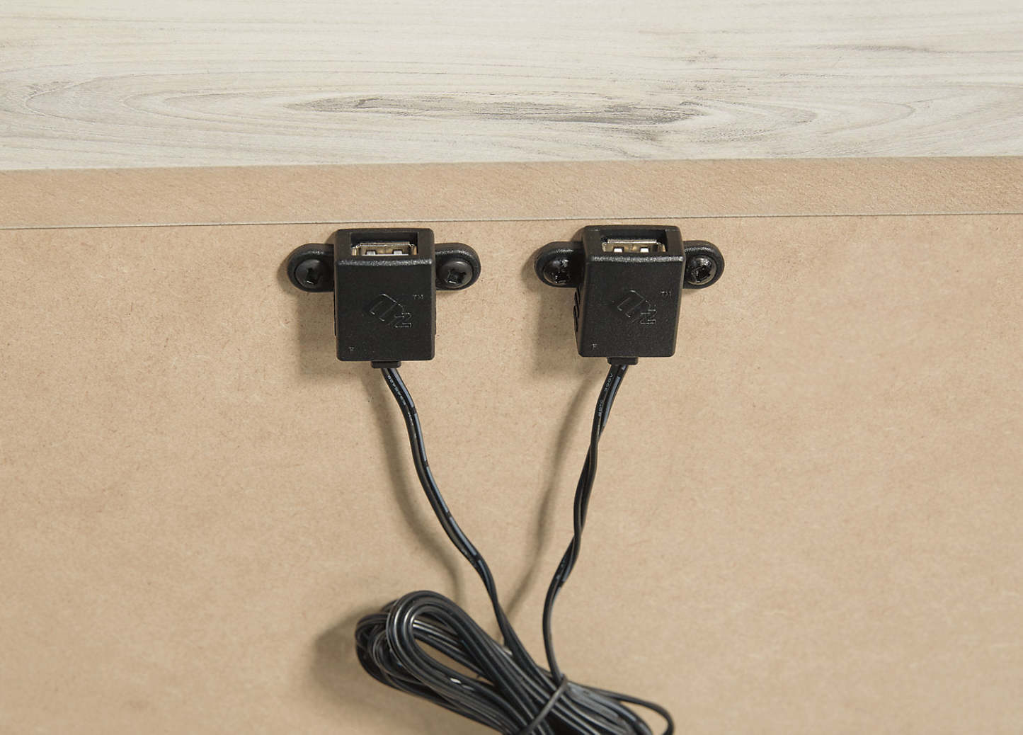 Table de chevet Abby à 2 tiroirs avec port USB, 21,8 L x 24,5 H - Blanc | Table de nuit Abby de 21,8 po (L) x 24,5 po (H) à 2 tiroirs avec port USB - blanche