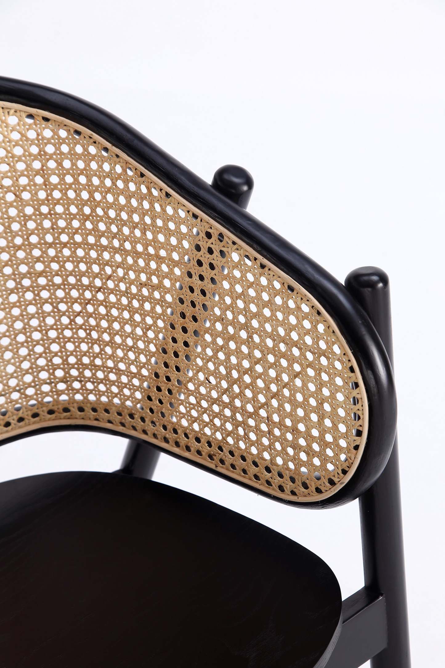 Manhattan Comfort Versailles Armchair - Noir &amp; Canne Naturelle|Fauteuil à accoudoirs Versailles de Manhattan Comfort - noir et canne naturelle