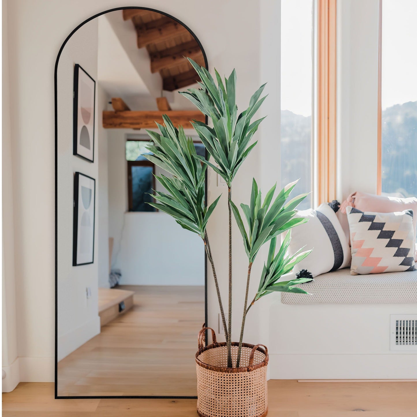 Miroir sur pied Dovelina arqué, pleine longueur