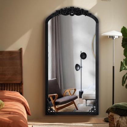 Miroir sur pied arqué en bois massif sculpté