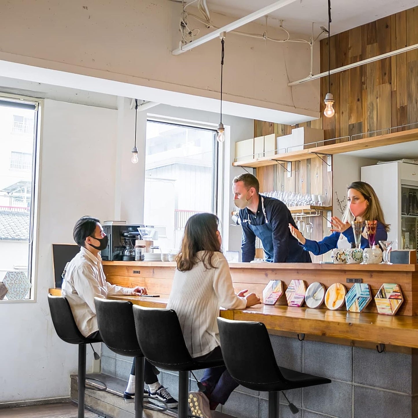 Tabourets de bar pivotants et réglables Bossin avec dossier – Hauteur comptoir