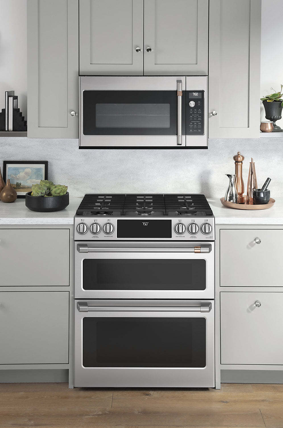 Cuisinière intelligente à gaz Café de 6,7 pi³ avec convection européenne véritable et grilles autone… | Cafe 6.7 Cu. Ft. Smart Gas Range with True European Convection and Self Clean Racks - Stainless Stee…