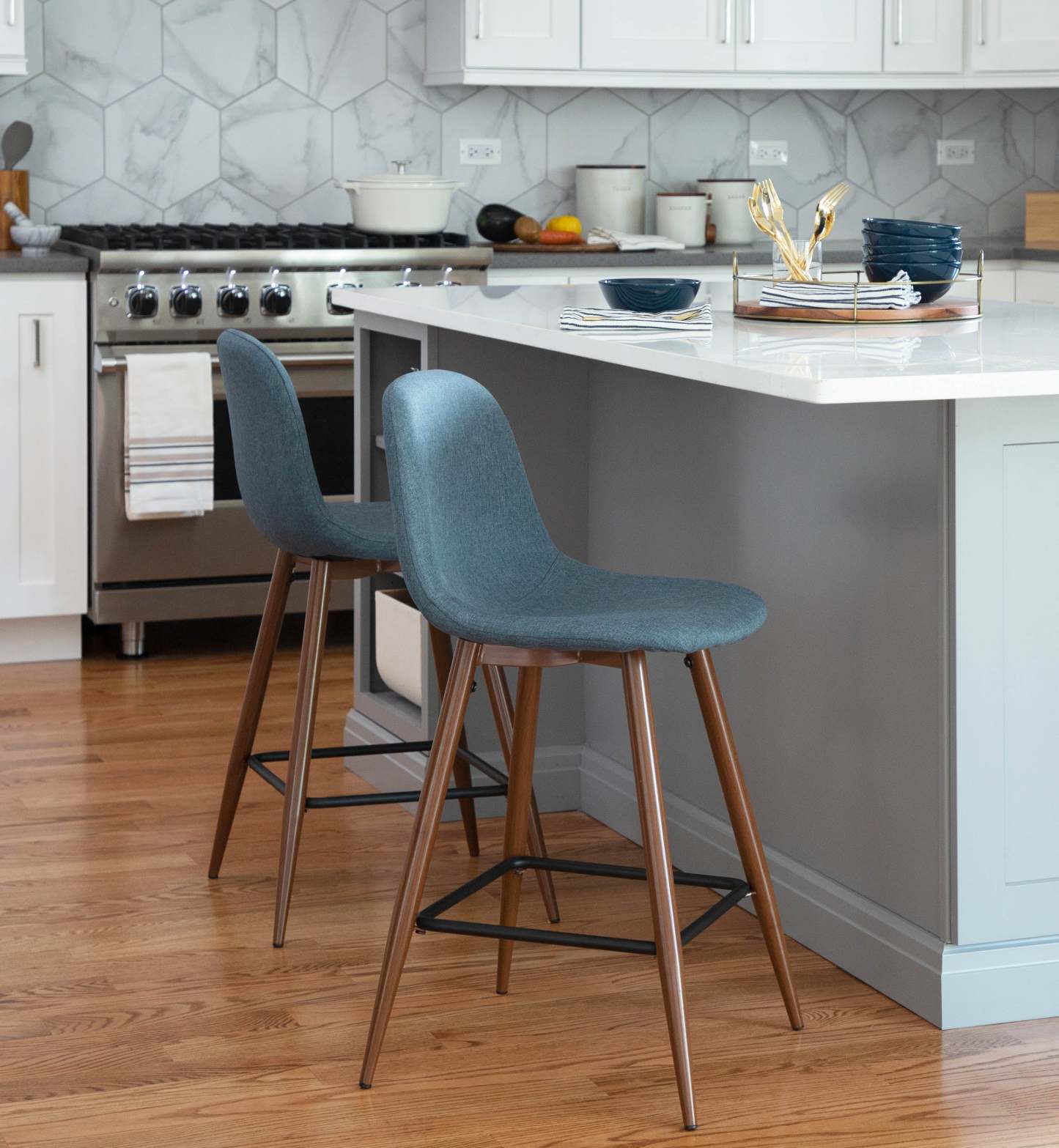 LumiSource Pebble Blue Fabric Mid-Century Modern Counter-Height Stool - Set of 2|Tabouret moderne du milieu du 20e siècle Pebble de hauteur comptoir en tissu bleu - ensemble de 2