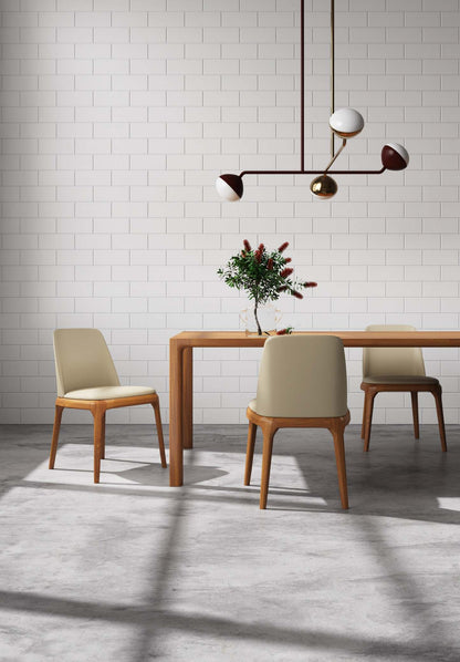 Manhattan Comfort Courding Faux Leather Dining Chair - Tan &amp; Walnut|Chaise de salle à manger Courding de Manhattan Comfort en similicuir - tan et noyer