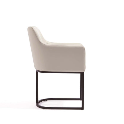 Manhattan Comfort Modern Serena Dining Chair Rembourré en similicuir avec pieds en acier - Crème|Chaise de salle à manger à accoudoirs moderne Serena de Manhattan Comfort revêtue de similicuir avec pattes en acier - crème