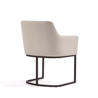 Manhattan Comfort Modern Serena Dining Chair Rembourré en similicuir avec pieds en acier - Crème|Chaise de salle à manger à accoudoirs moderne Serena de Manhattan Comfort revêtue de similicuir avec pattes en acier - crème