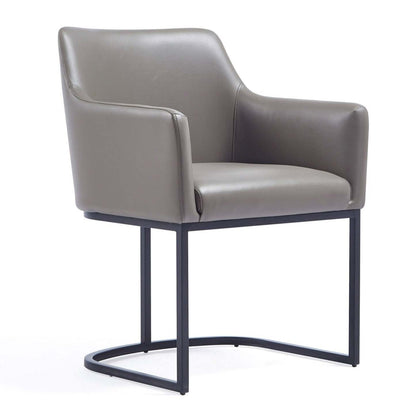 Manhattan Comfort Modern Serena Dining Armchair Rembourré en Similicuir avec Pieds en Acier - Gris|Chaise de salle à manger à accoudoirs moderne Serena de Manhattan Comfort revêtue de similicuir avec pattes en acier - grise
