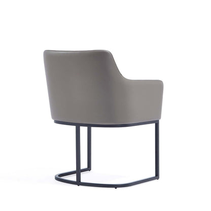 Manhattan Comfort Modern Serena Dining Armchair Rembourré en Similicuir avec Pieds en Acier - Gris|Chaise de salle à manger à accoudoirs moderne Serena de Manhattan Comfort revêtue de similicuir avec pattes en acier - grise