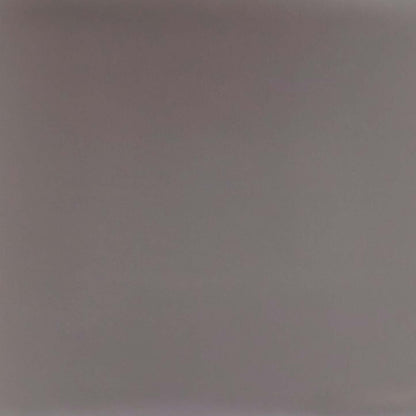 Manhattan Comfort Modern Serena Dining Armchair Rembourré en Similicuir avec Pieds en Acier - Gris|Chaise de salle à manger à accoudoirs moderne Serena de Manhattan Comfort revêtue de similicuir avec pattes en acier - grise