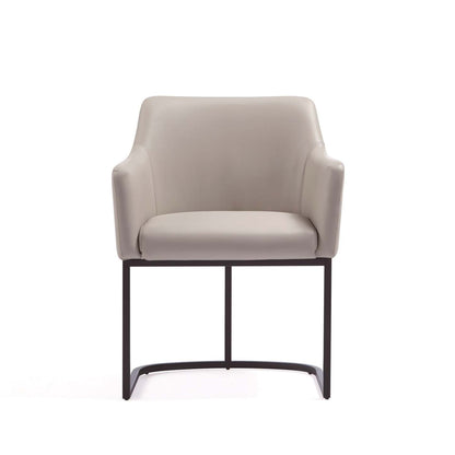 Manhattan Comfort Modern Serena Dining Armchair Rembourré en Similicuir avec Pieds en Acier - Gris Clair|Chaise de salle à manger à accoudoirs moderne Serena de Manhattan Comfort revêtue de similicuir avec pattes en acier - gris clair