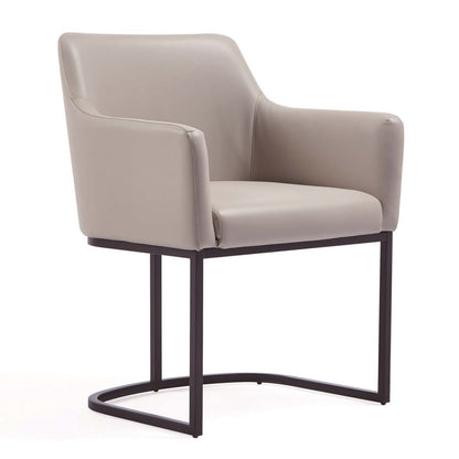 Manhattan Comfort Modern Serena Dining Armchair Rembourré en Similicuir avec Pieds en Acier - Gris Clair|Chaise de salle à manger à accoudoirs moderne Serena de Manhattan Comfort revêtue de similicuir avec pattes en acier - gris clair