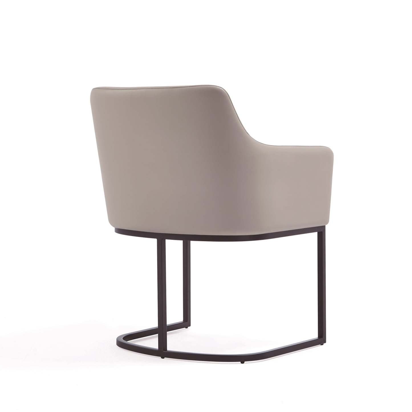Manhattan Comfort Modern Serena Dining Armchair Rembourré en Similicuir avec Pieds en Acier - Gris Clair|Chaise de salle à manger à accoudoirs moderne Serena de Manhattan Comfort revêtue de similicuir avec pattes en acier - gris clair