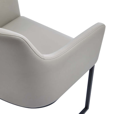 Manhattan Comfort Modern Serena Dining Armchair Rembourré en Similicuir avec Pieds en Acier - Gris Clair|Chaise de salle à manger à accoudoirs moderne Serena de Manhattan Comfort revêtue de similicuir avec pattes en acier - gris clair