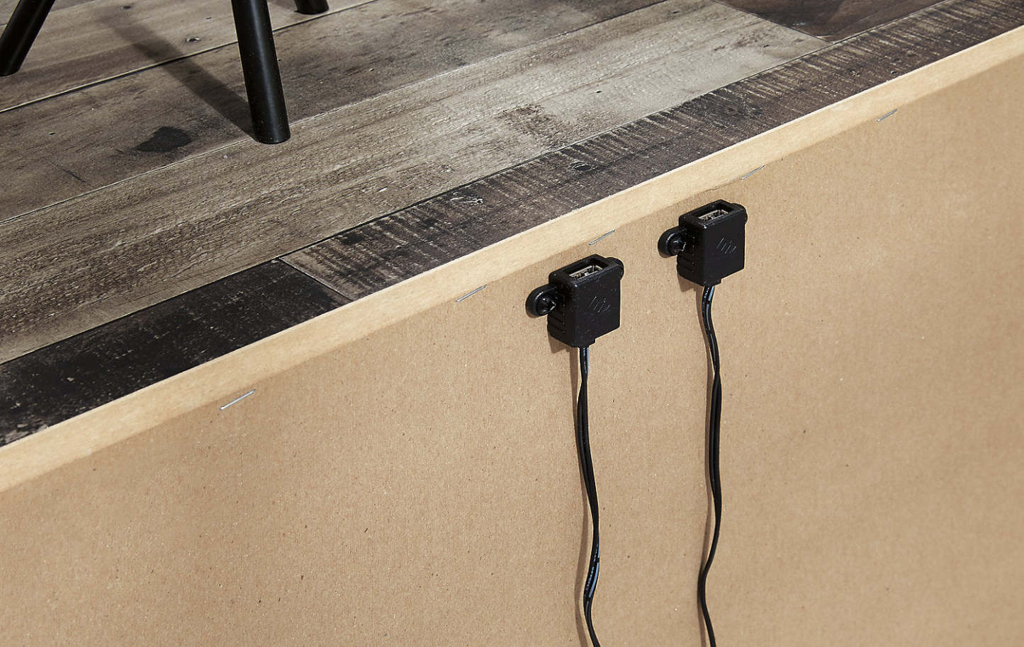 Table de chevet à 2 tiroirs Derekson avec ports USB, 21,7 L x 24,4 H - Gris | Table de nuit Derekson de 21,7 po (L) x 24,4 po (H) à 2 tiroirs avec ports USB - grise