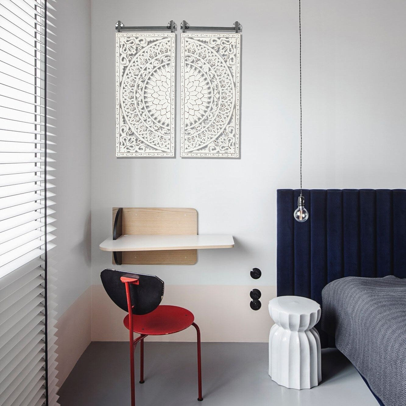 Ensemble de 2 tableaux muraux en bois blanc ivoire vieilli, représentant des fleurs et ornés de détails noirs.