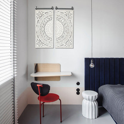 Ensemble de 2 tableaux muraux en bois blanc ivoire vieilli, représentant des fleurs et ornés de détails noirs.