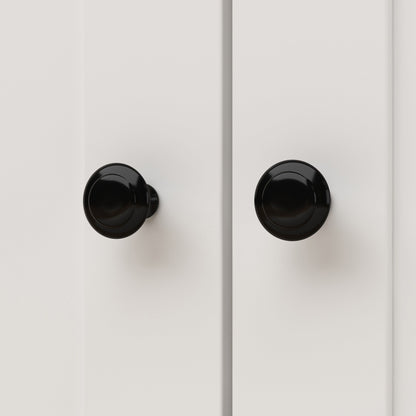 Meubles dissimulant la litière pour chat dans une salle de bain privée pour animaux de compagnie