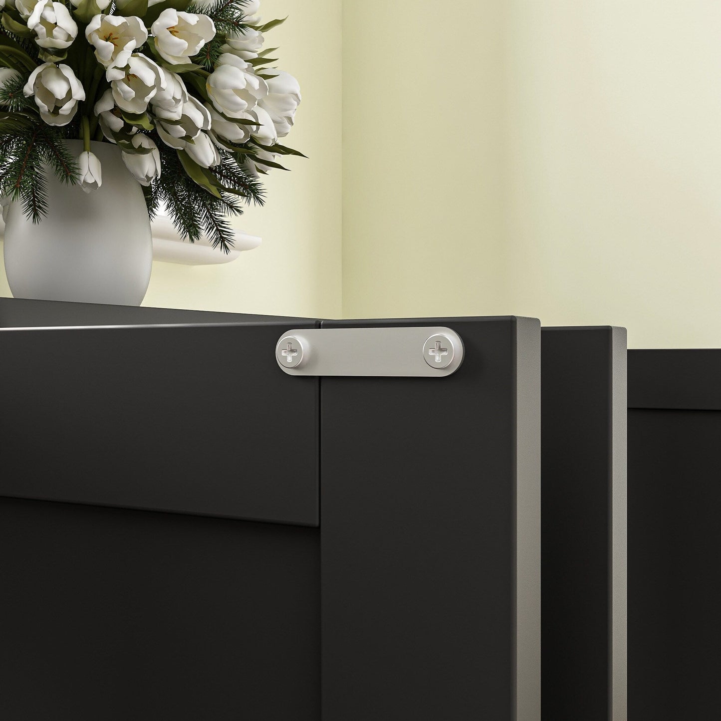 Meubles dissimulant la litière pour chat dans une salle de bain privée pour animaux de compagnie