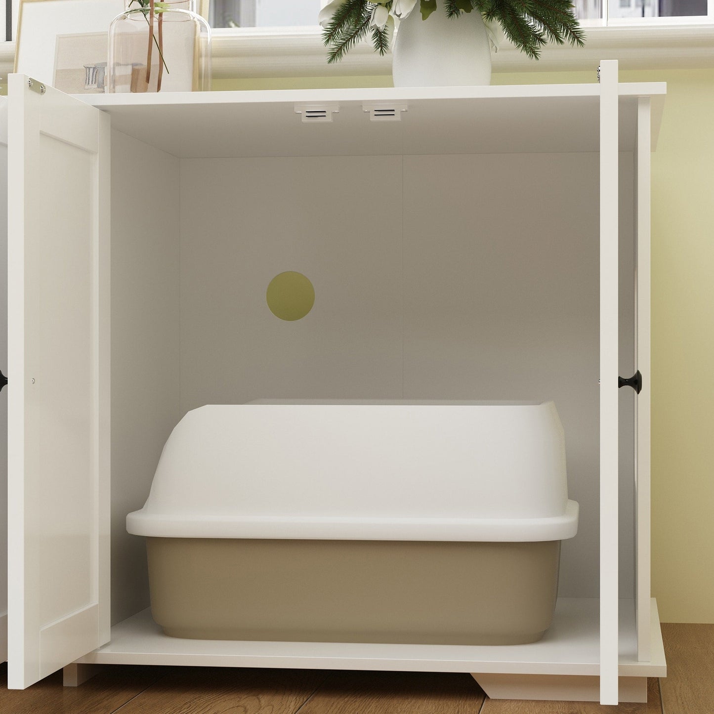 Meubles dissimulant la litière pour chat dans une salle de bain privée pour animaux de compagnie