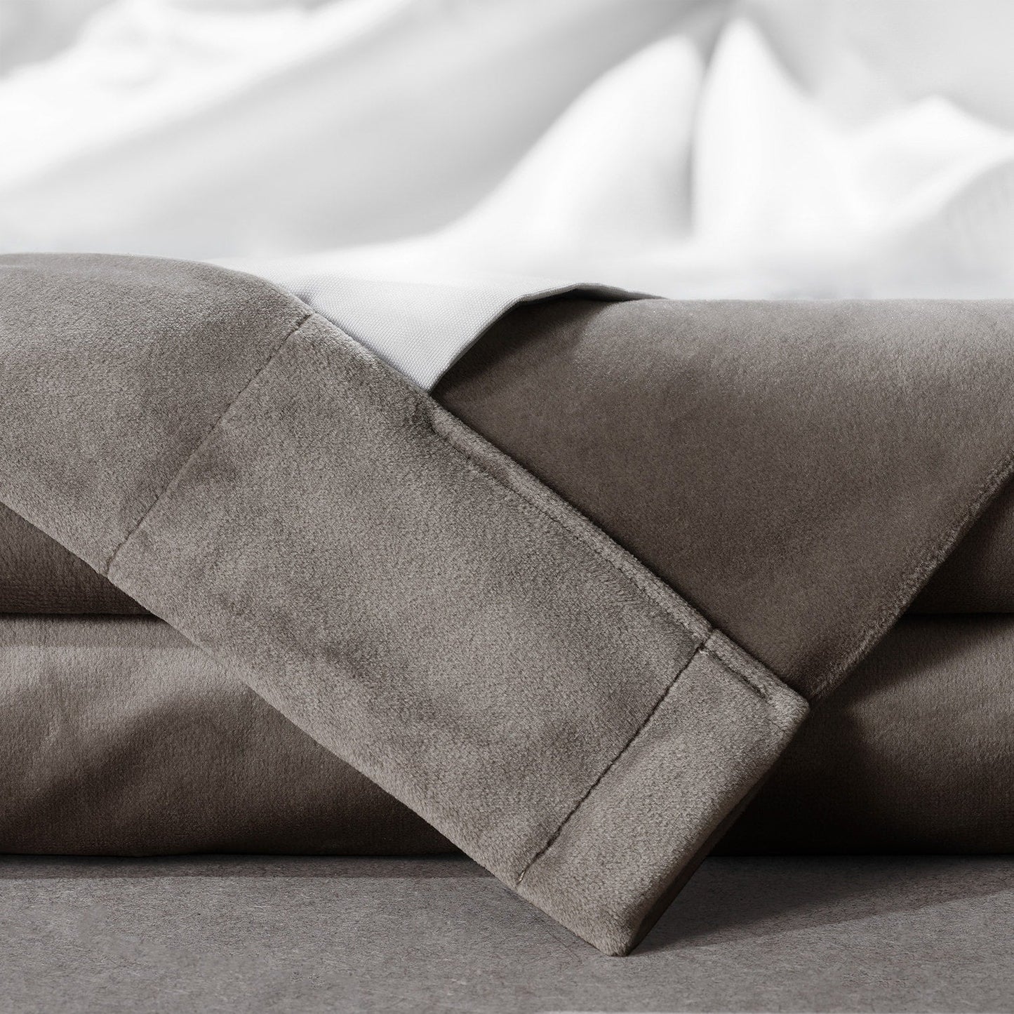 Rideaux occultants en velours peluche signature Exclusive Fabrics (1 panneau) - Rideaux doux et luxueux pour un contrôle optimal de la lumière et une touche d'élégance