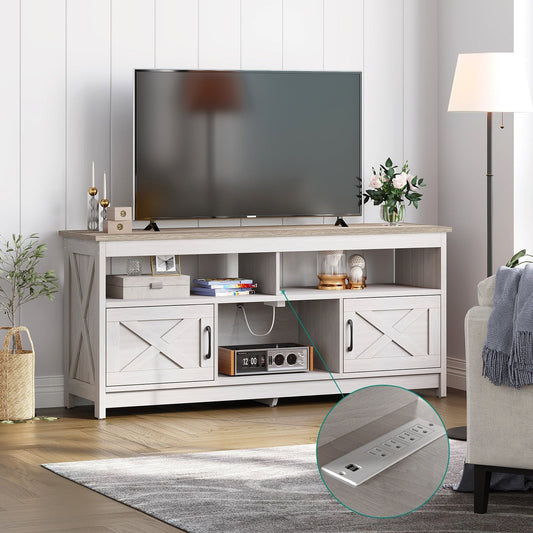 Meuble TV de style campagnard pour téléviseur jusqu'à 65 pouces avec portes et étagères ouvertes, console multimédia et prise électrique.