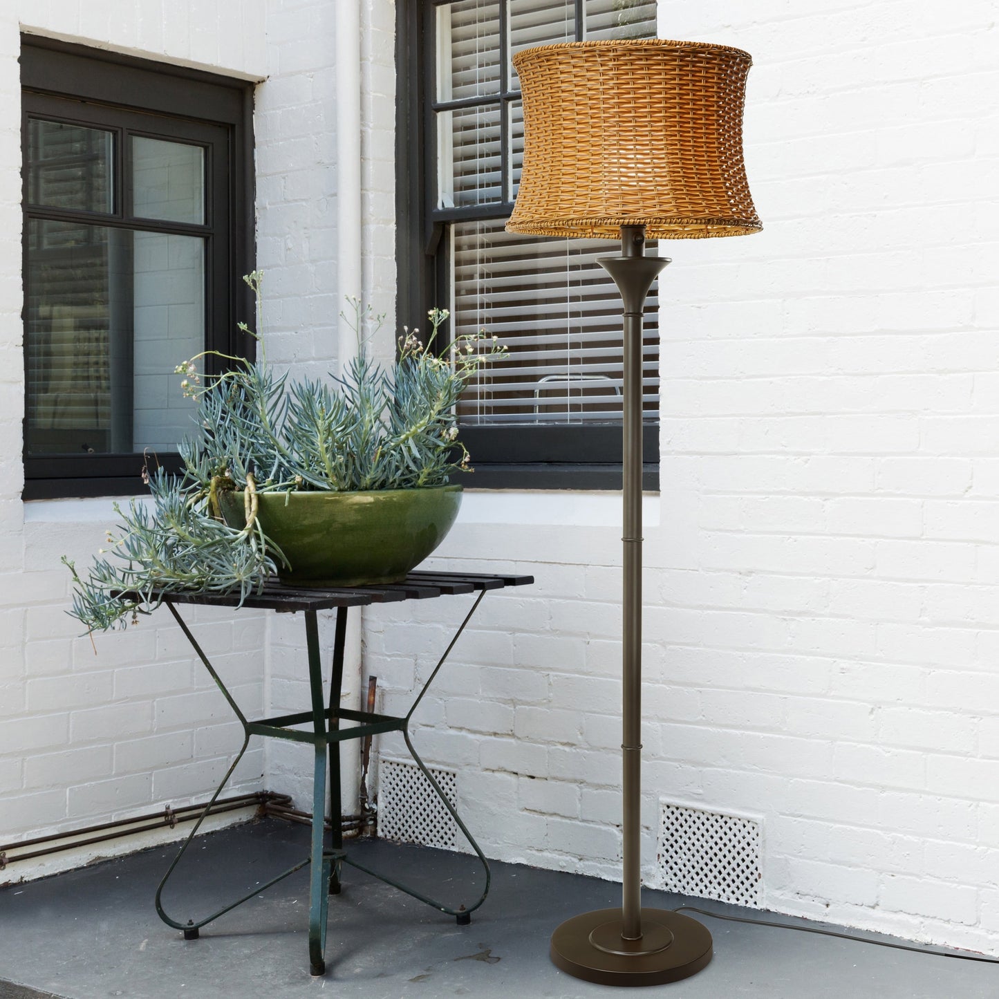 Lampadaire d'extérieur et d'intérieur Havenside Home Pocologan 151 cm (59,5 pouces) en osier tressé - 41,3 cm (16,25 pouces) L x 41,3 cm (16,25 pouces) l x 151,1 cm (59,5 pouces) H