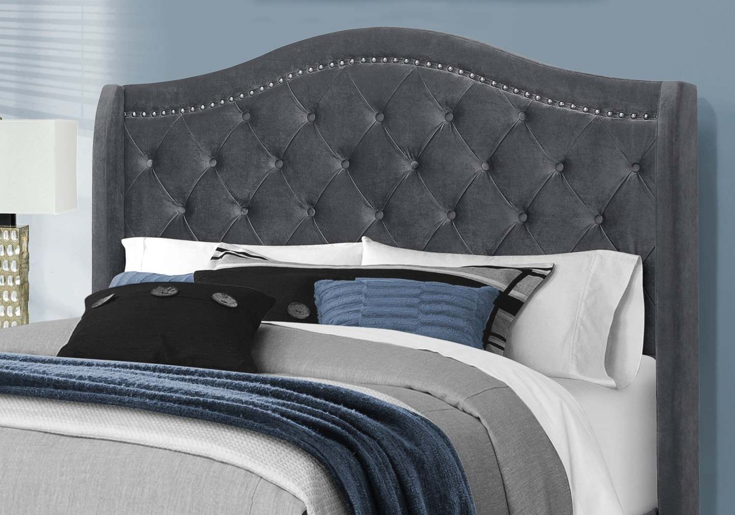 Queen Size Dark Grey Velvet with Chrome Trim Bed|Grand lit en velours gris foncé avec bordure chromée|D90F7H1Q