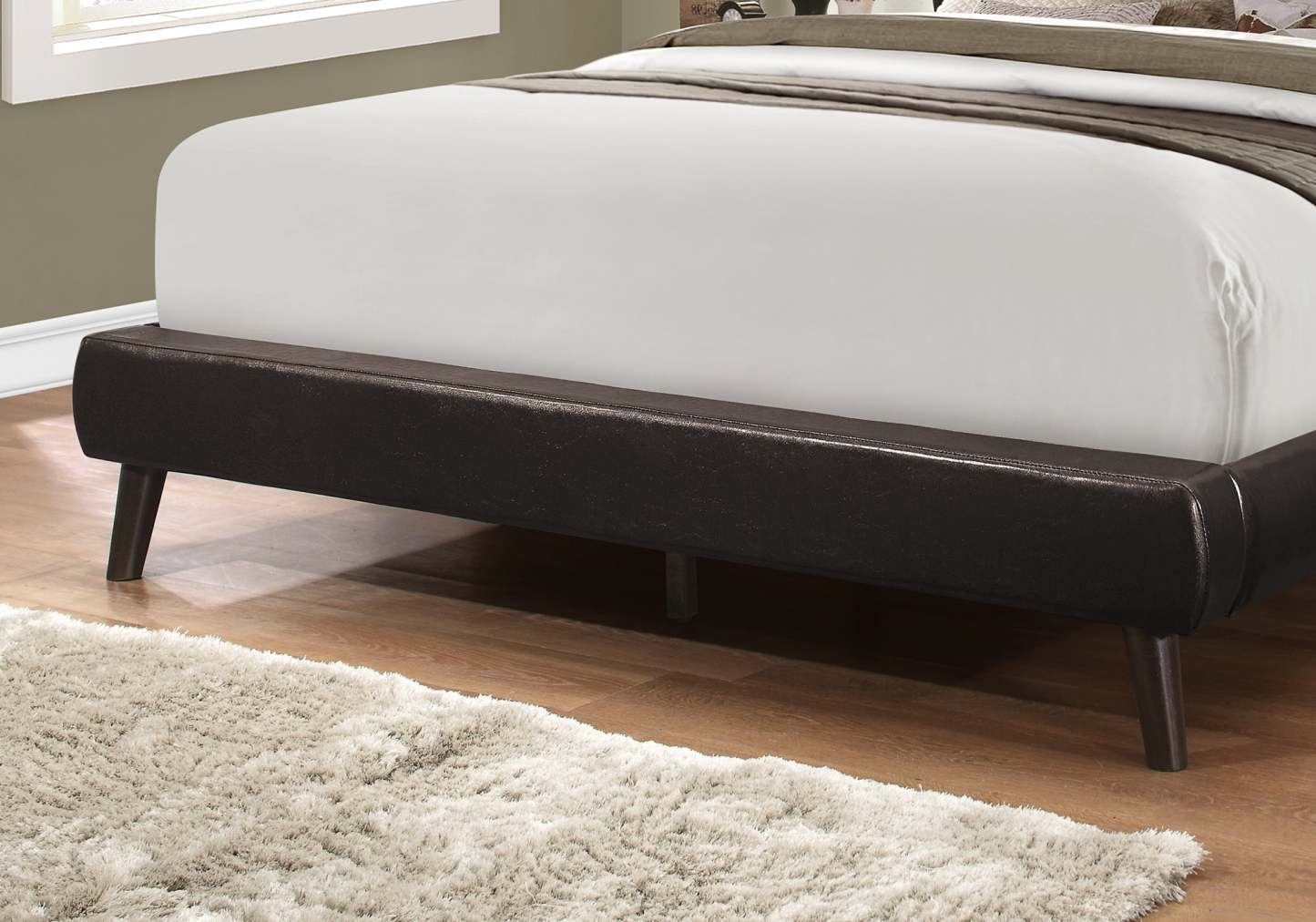 Queen Size Brown Leather-look With Wood Legs Bed|Grand lit d’apparence cuir brun avec pattes en bois|D90F9P4Q