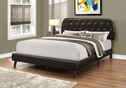 Queen Size Brown Leather-look With Wood Legs Bed|Grand lit d’apparence cuir brun avec pattes en bois|D90F9P4Q