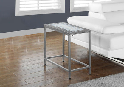 Grey Blue Tile Top Hammered Silver Accent Table|Table d'appoint argentée martelée et dessus à carreaux bleus et gris|D90FG767