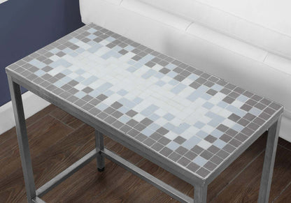 Grey Blue Tile Top Hammered Silver Accent Table|Table d'appoint argentée martelée et dessus à carreaux bleus et gris|D90FG767