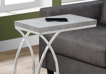 Ciment gris avec table d'appoint en métal chromé|Table d'appoint en béton gris et métal chromé|D90FO9OK