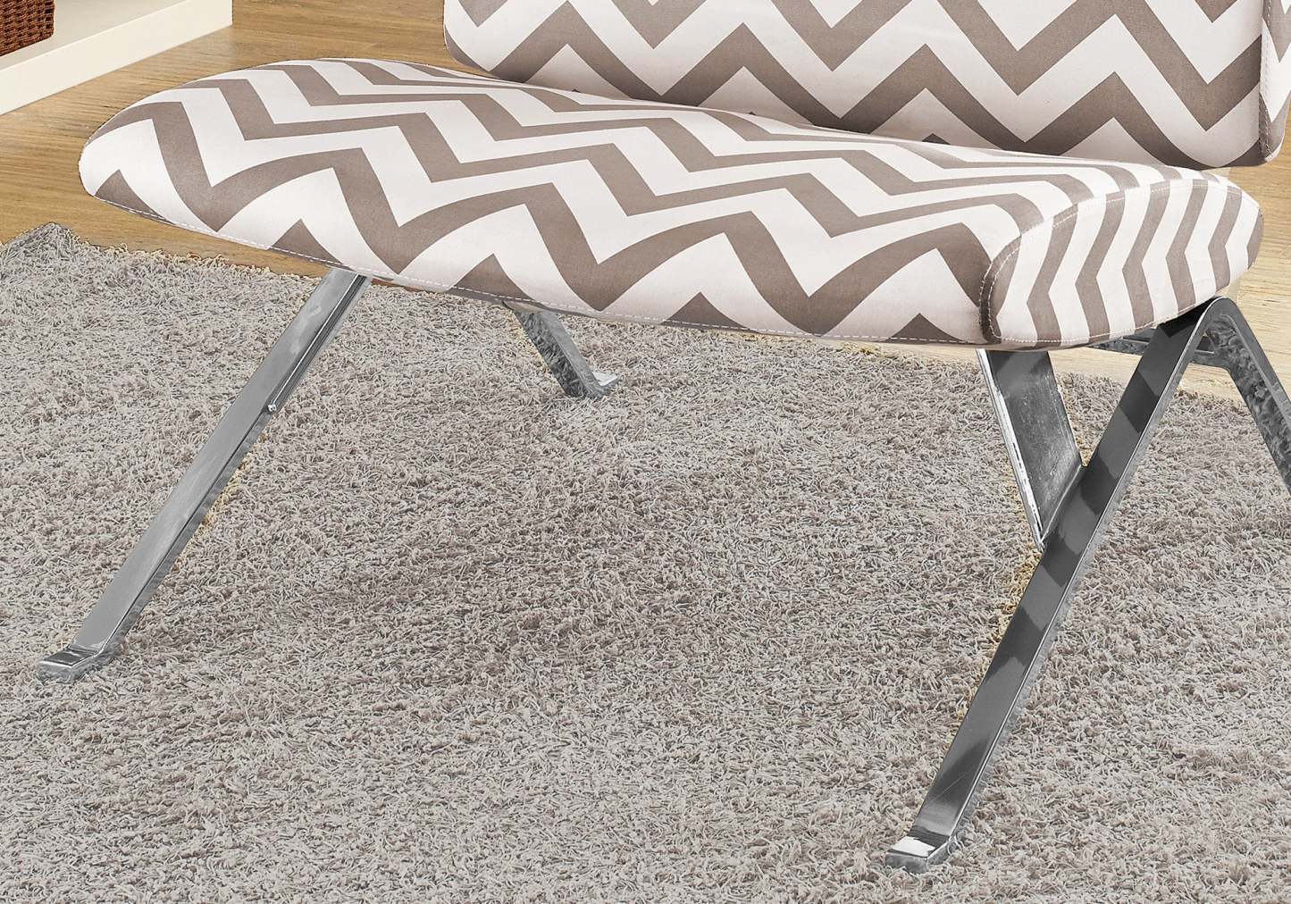 Chevron taupe foncé avec chaise d'appoint en métal chromé|Fauteuil d'appoint métal chromé avec motif de chevron taupe foncé|D90FBSPT