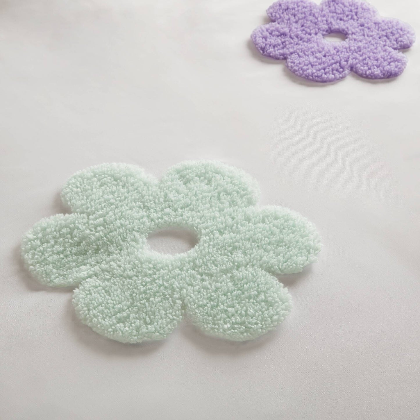 Parure de lit réversible en chenille tuftée à motif floral Madeline Kids d'Intelligent Design Kids