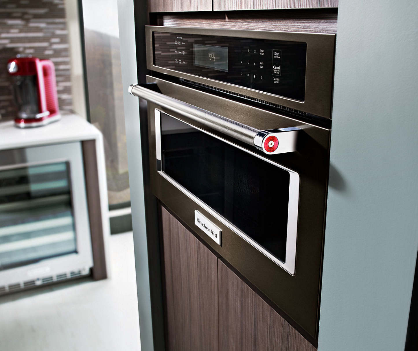 Four à micro-ondes encastré KitchenAid de 1,4 pi³ avec cuisson à 900 W - acier inoxydable noir avec PrintS…