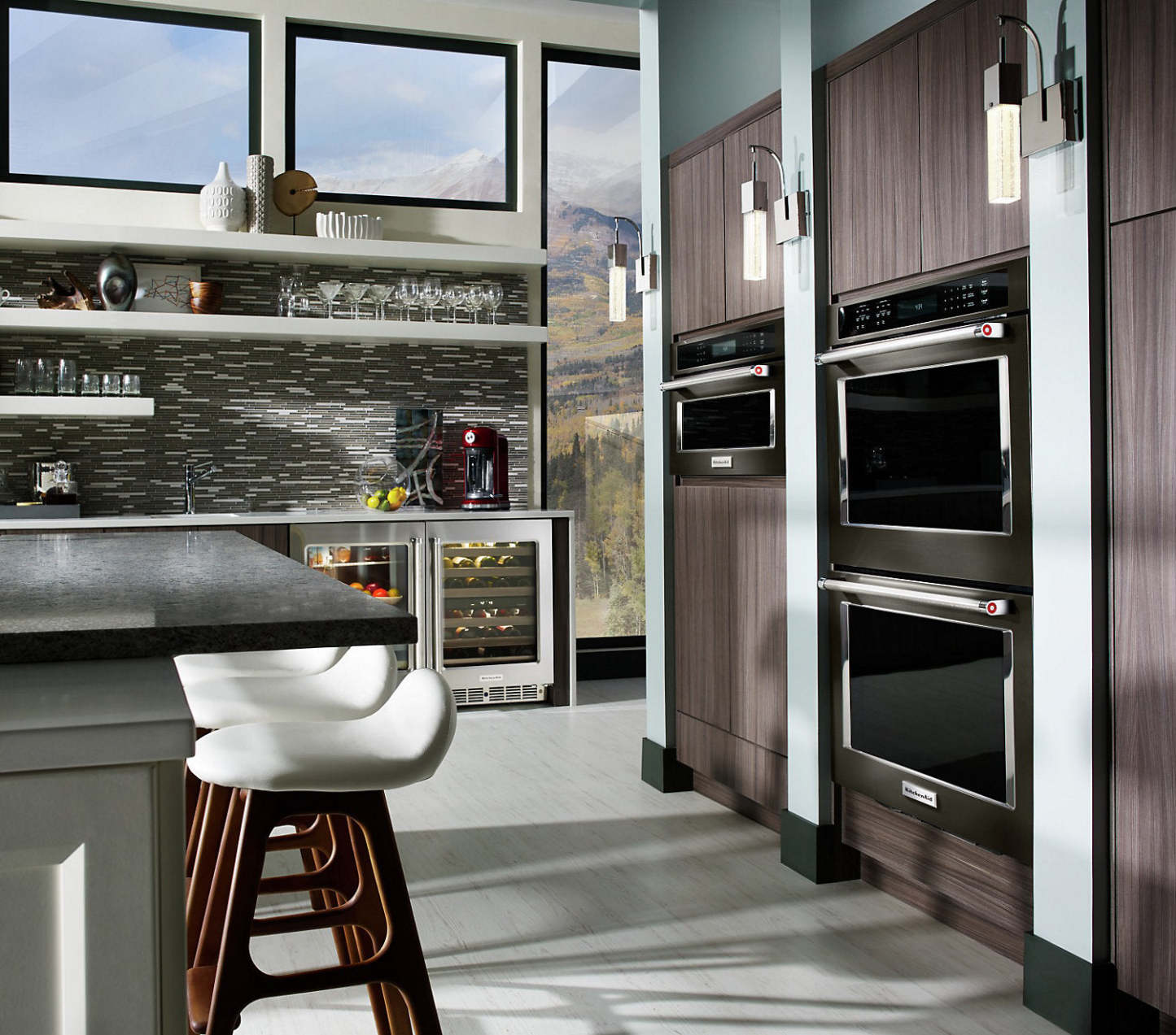 Four à micro-ondes encastré KitchenAid de 1,4 pi³ avec cuisson à 900 W - acier inoxydable noir avec PrintS…