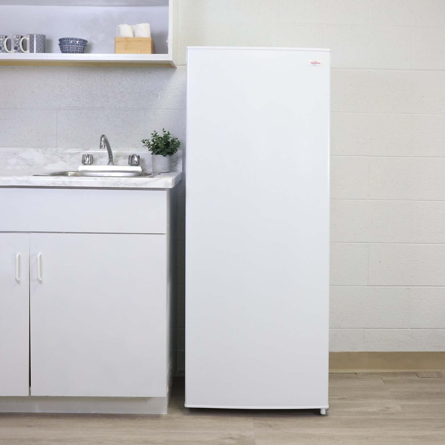 Koolatron 5,3 Cu. Fort. Congélateur armoire compact - KTUF160|Congélateur vertical compact Koolatron de 5,3 pi3 - KTUF160