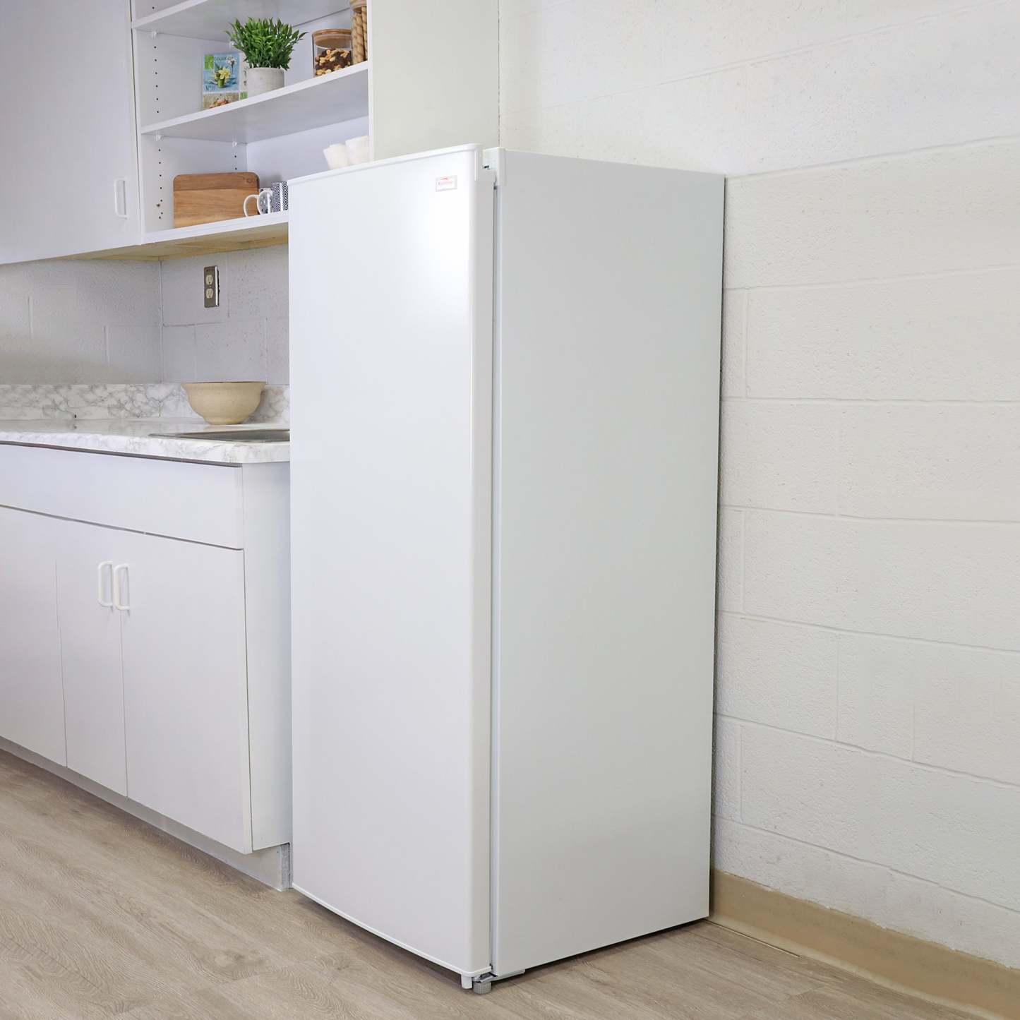 Koolatron 5,3 Cu. Fort. Congélateur armoire compact - KTUF160|Congélateur vertical compact Koolatron de 5,3 pi3 - KTUF160