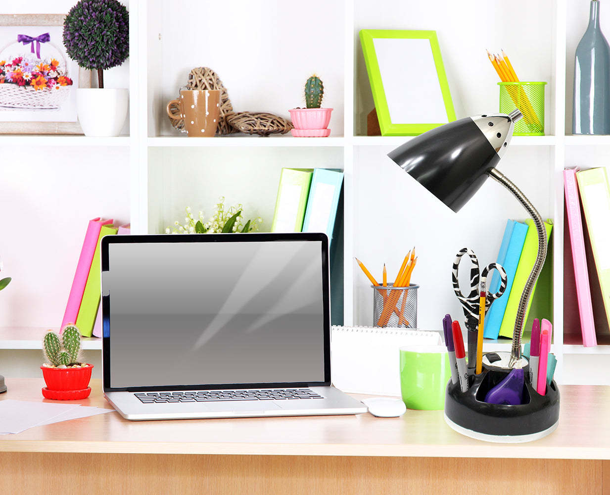 Lampe de bureau Flossy de Limelights avec prise électrique - noire