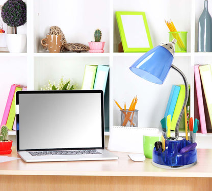 Lampe de bureau Flossy de Limelights avec prise électrique - bleue