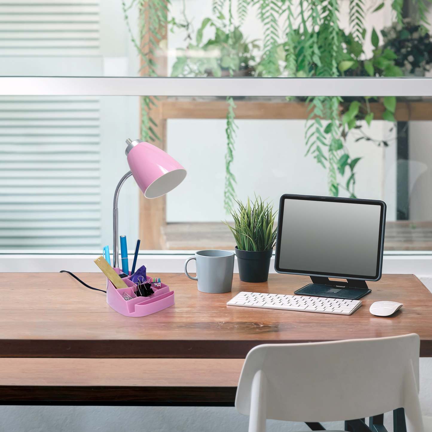 Lampe de bureau à col de cygne de Limelights avec support pour iPad et prise électrique - rose