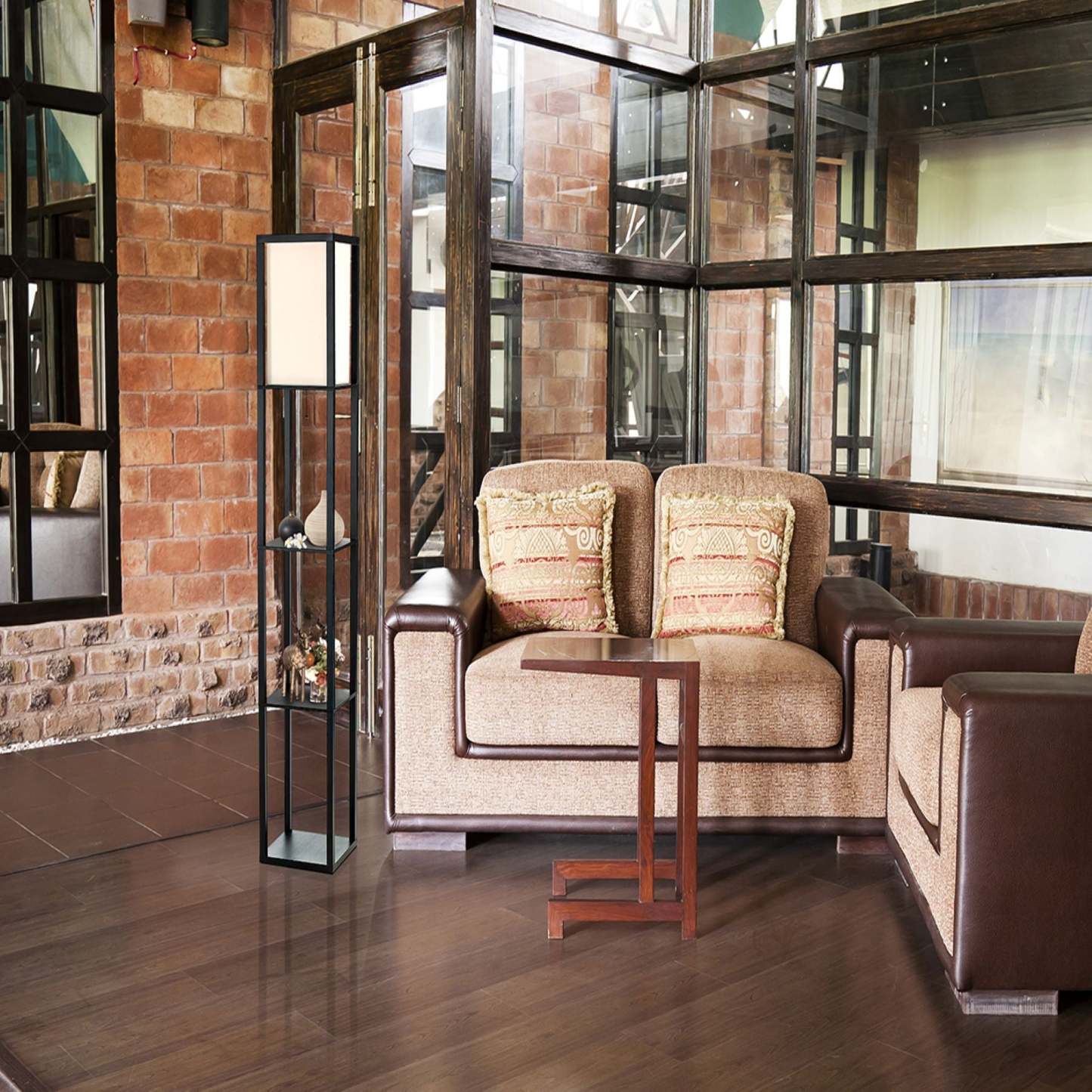 Lampe à pied de Simple Designs avec tablette - noire