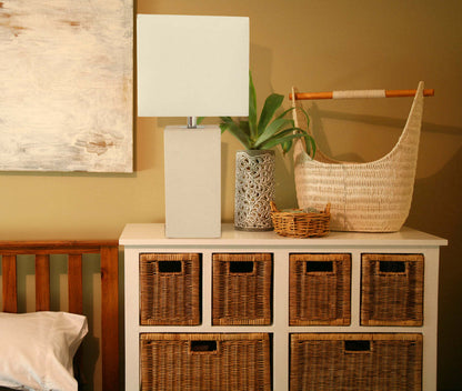 Lampe de table moderne Elegant Designs en cuir avec abat-jour en tissu blanc | D21TJS2P