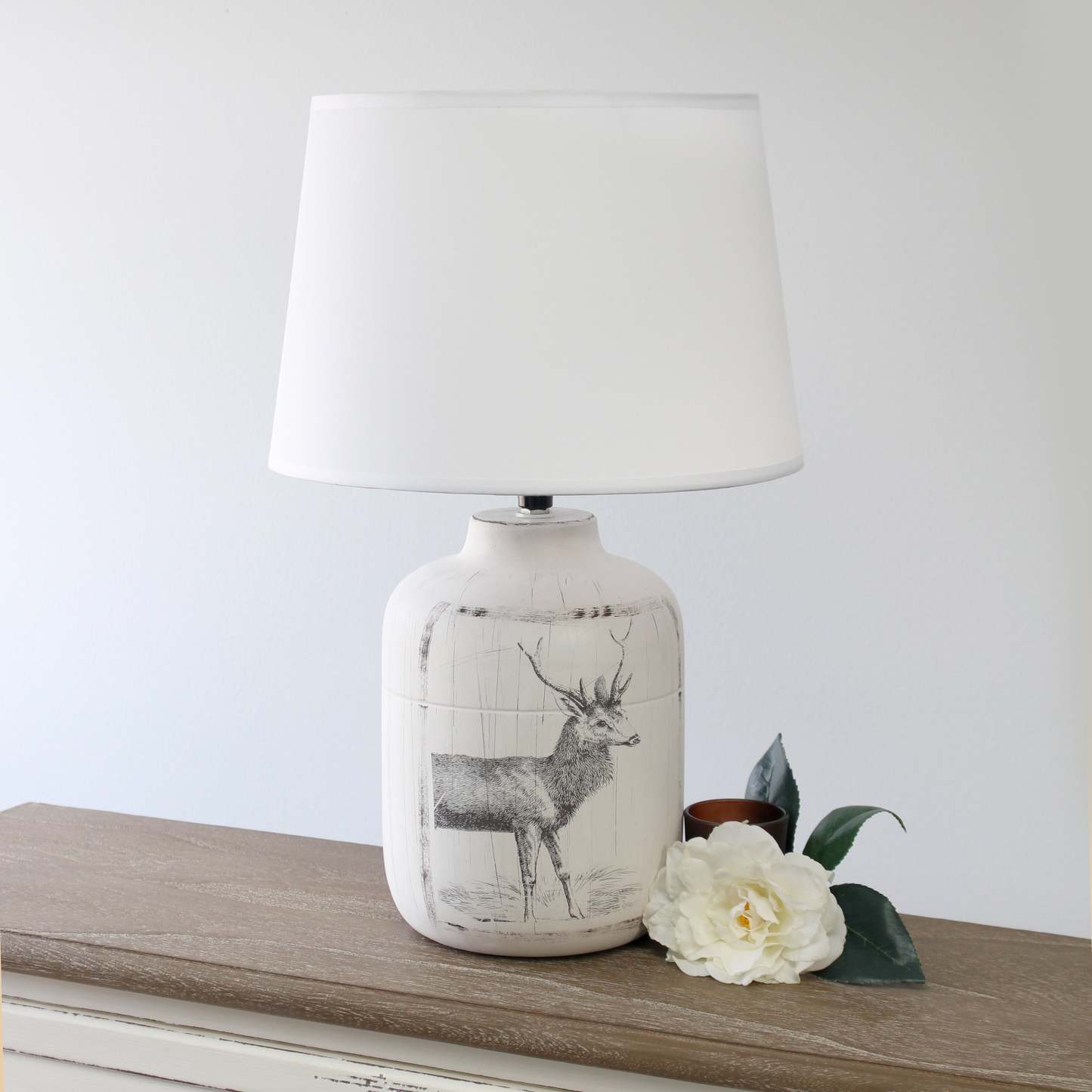 Simple Designs Rustic Deer Buck Nature Lampe de table d'appoint en céramique imprimée avec abat-jour en tissu|Lampe de table Simple Designs en céramique avec imprimé cerf et nature de style rustique champêtre|D21KSYKV