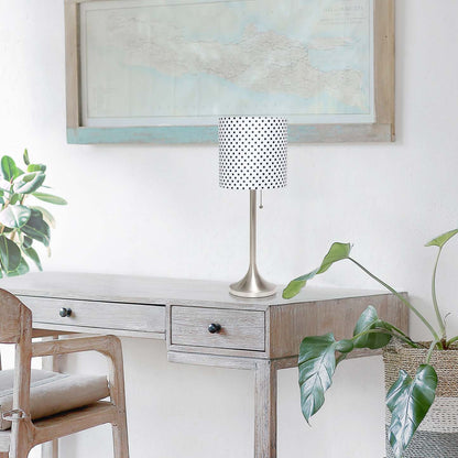Lampe de table conique Simple Designs avec abat-jour tambour en tissu à pois - Nickel brossé|Lampe de table effilée de Simple Designs avec abat-jour cylindrique en tissu à pois - nickel brossé