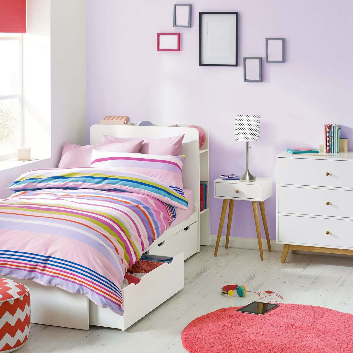 Lampe de table conique Simple Designs avec abat-jour tambour en tissu à pois - Nickel brossé|Lampe de table effilée de Simple Designs avec abat-jour cylindrique en tissu à pois - nickel brossé