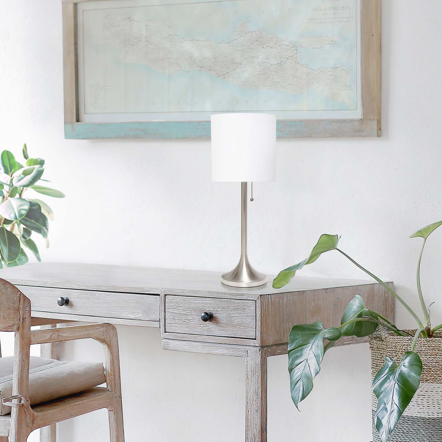 Lampe de table conique Simple Designs avec abat-jour tambour en tissu blanc - Nickel brossé|Lampe de table effilée de Simple Designs avec abat-jour cylindrique en tissu blanc - nickel brossé