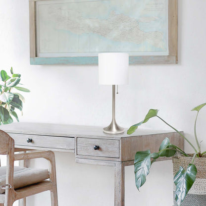 Lampe de table conique Simple Designs avec abat-jour tambour en tissu blanc - Nickel brossé|Lampe de table effilée de Simple Designs avec abat-jour cylindrique en tissu blanc - nickel brossé
